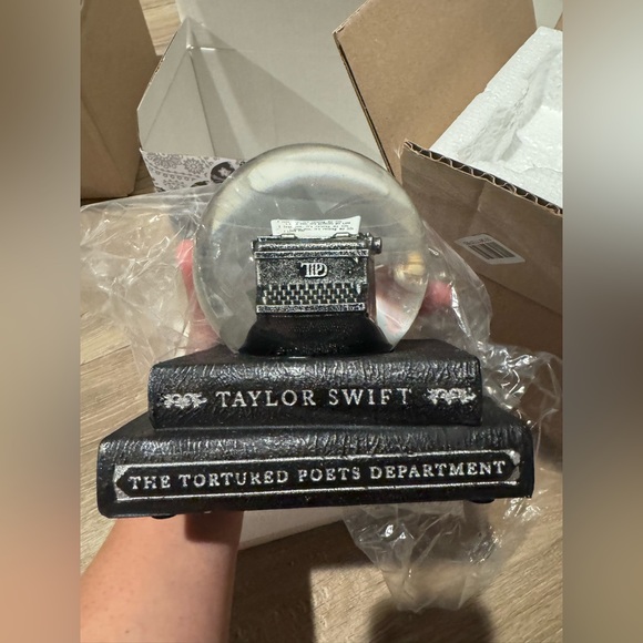 TAYLOR SWIFT THE TORTURED POETS DEPARTMENT SNOWGLOBE - Picture 5 of 16